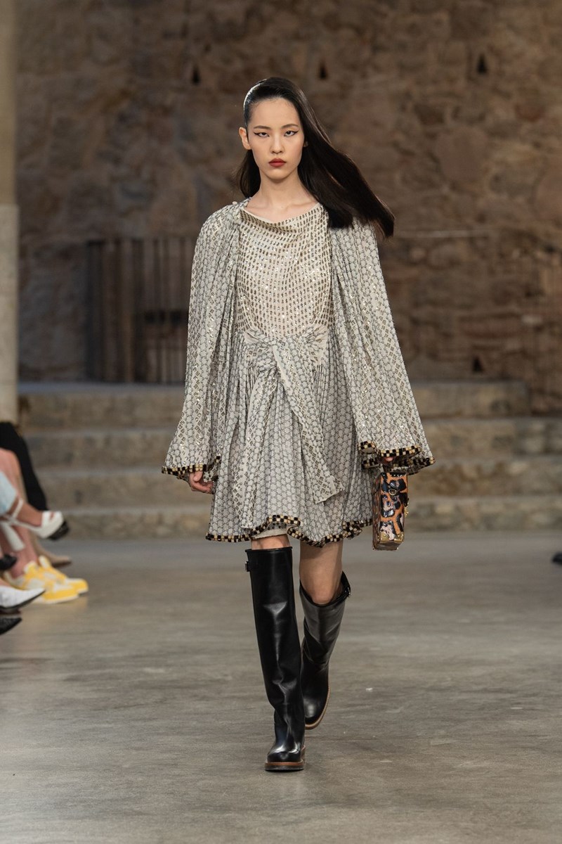 Louis Vuitton Cruise 2025: Η νέα συλλογή ήταν ένας φόρος τιμής στην κουλτούρα της Ισπανίας - εικόνα 20
