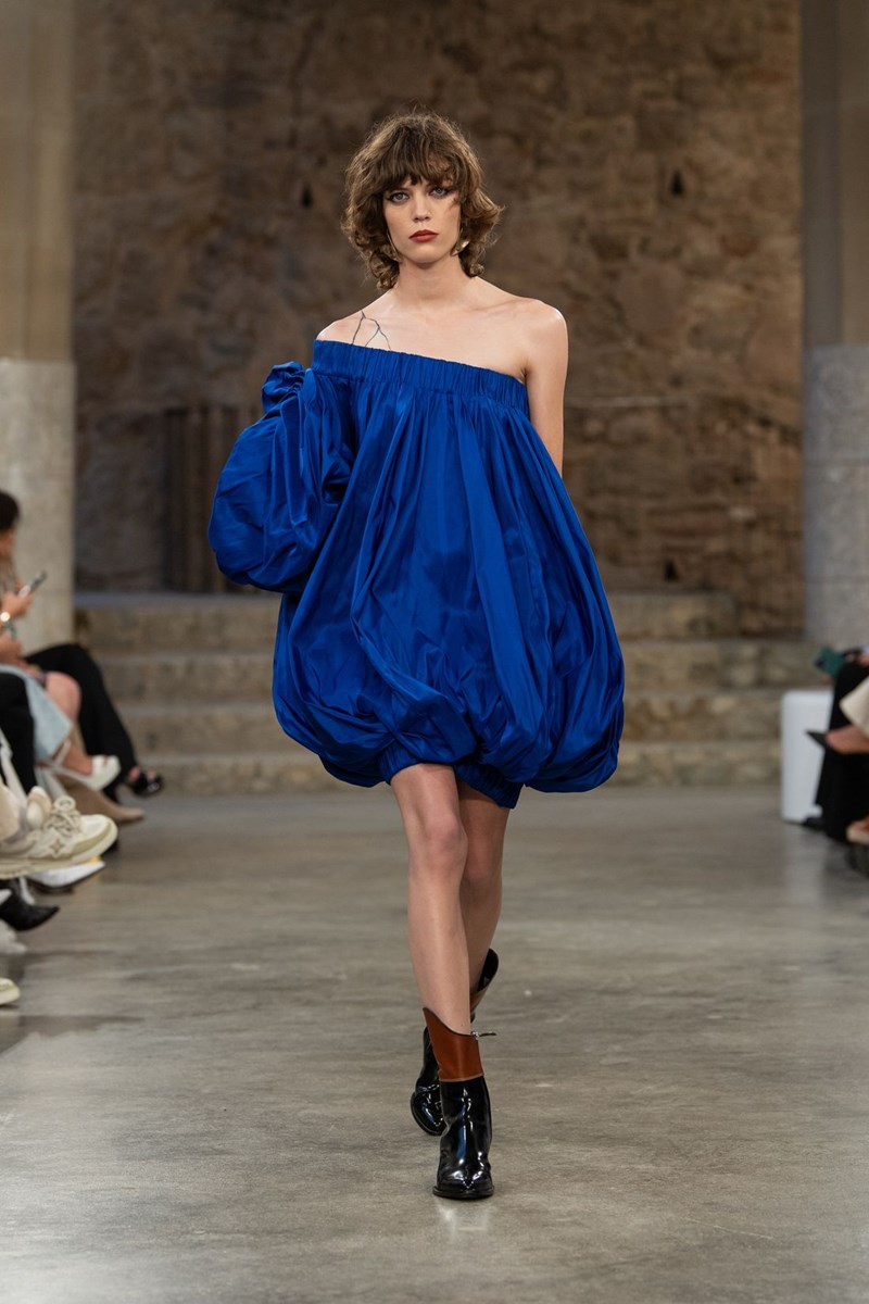 Louis Vuitton Cruise 2025: Η νέα συλλογή ήταν ένας φόρος τιμής στην κουλτούρα της Ισπανίας - εικόνα 25