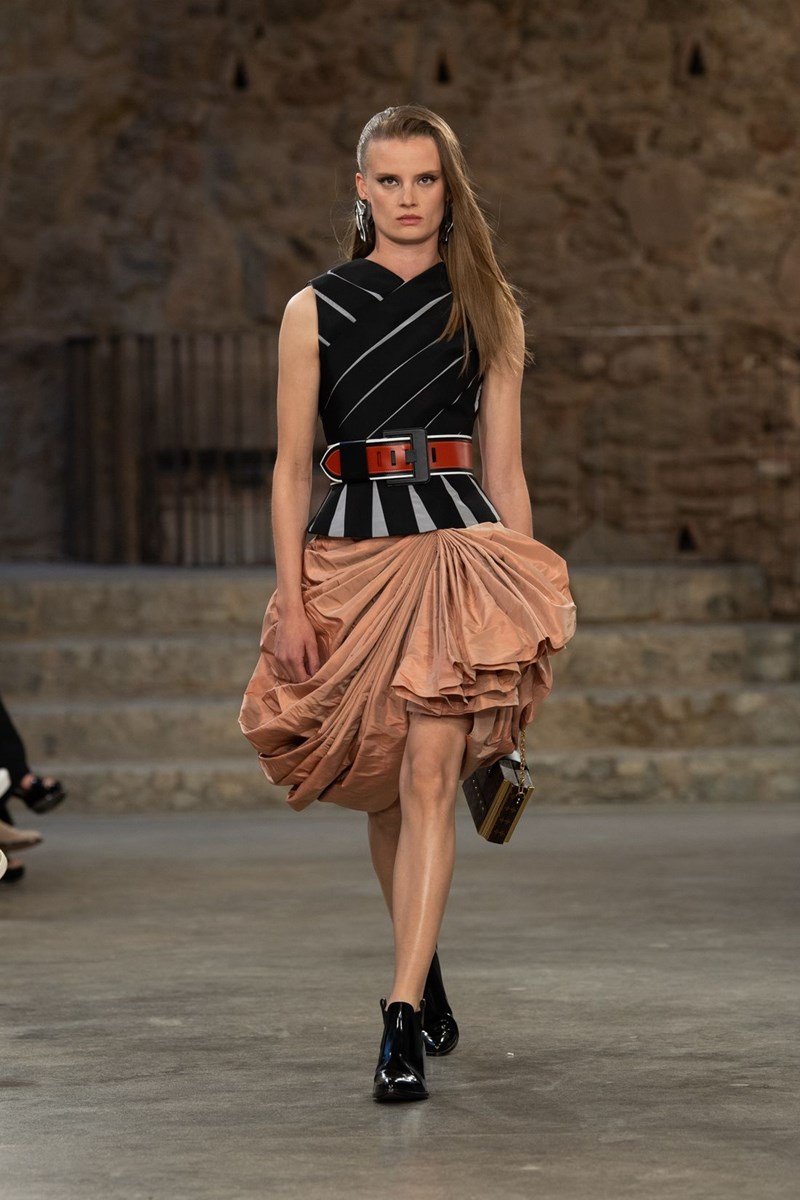 Louis Vuitton Cruise 2025: Η νέα συλλογή ήταν ένας φόρος τιμής στην κουλτούρα της Ισπανίας - εικόνα 26