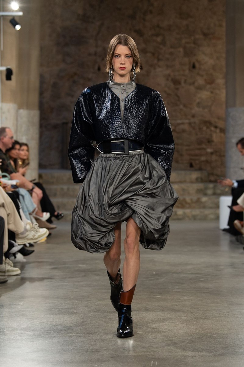 Louis Vuitton Cruise 2025: Η νέα συλλογή ήταν ένας φόρος τιμής στην κουλτούρα της Ισπανίας - εικόνα 27