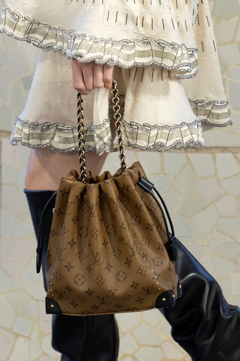 Louis Vuitton Cruise 2025: Η νέα συλλογή ήταν ένας φόρος τιμής στην κουλτούρα της Ισπανίας - εικόνα 33