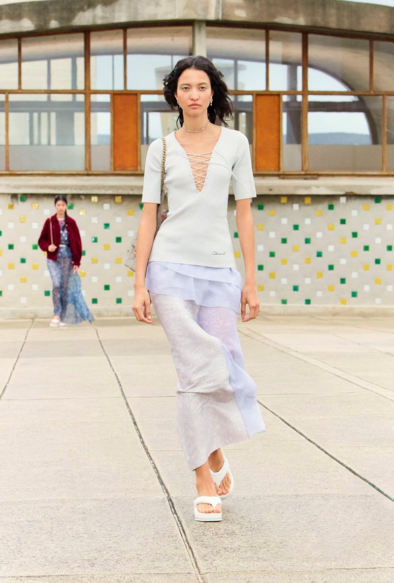 Chanel: 14 looks από την Cruise συλλογή που κλείνουν μέσα τους τη σαγήνη της θερινής περιόδου - εικόνα 12