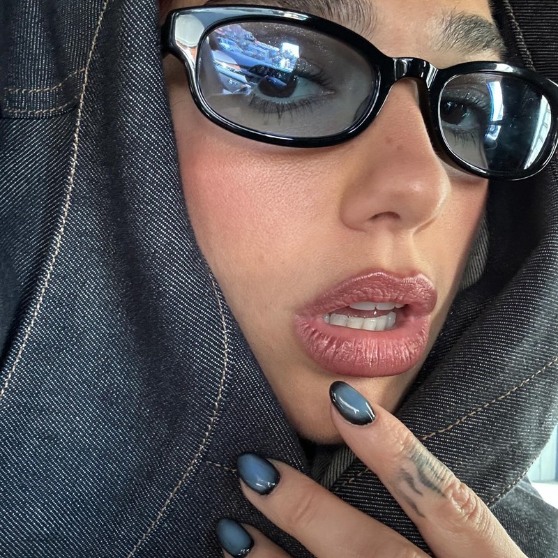 Τα "aura nails" της Dua Lipa στις μη αναμενόμενες αποχρώσεις για την άνοιξη - εικόνα 1