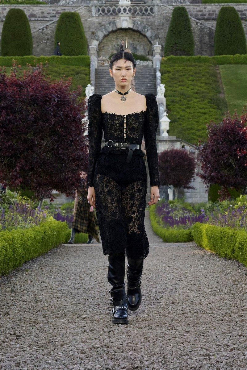 Dior Cruise 2025: Η επιστροφή της εποχής του ρομαντισμού - εικόνα 20
