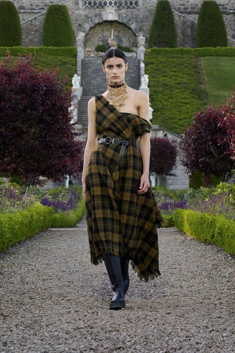 Dior Cruise 2025: Η επιστροφή της εποχής του ρομαντισμού - εικόνα 21
