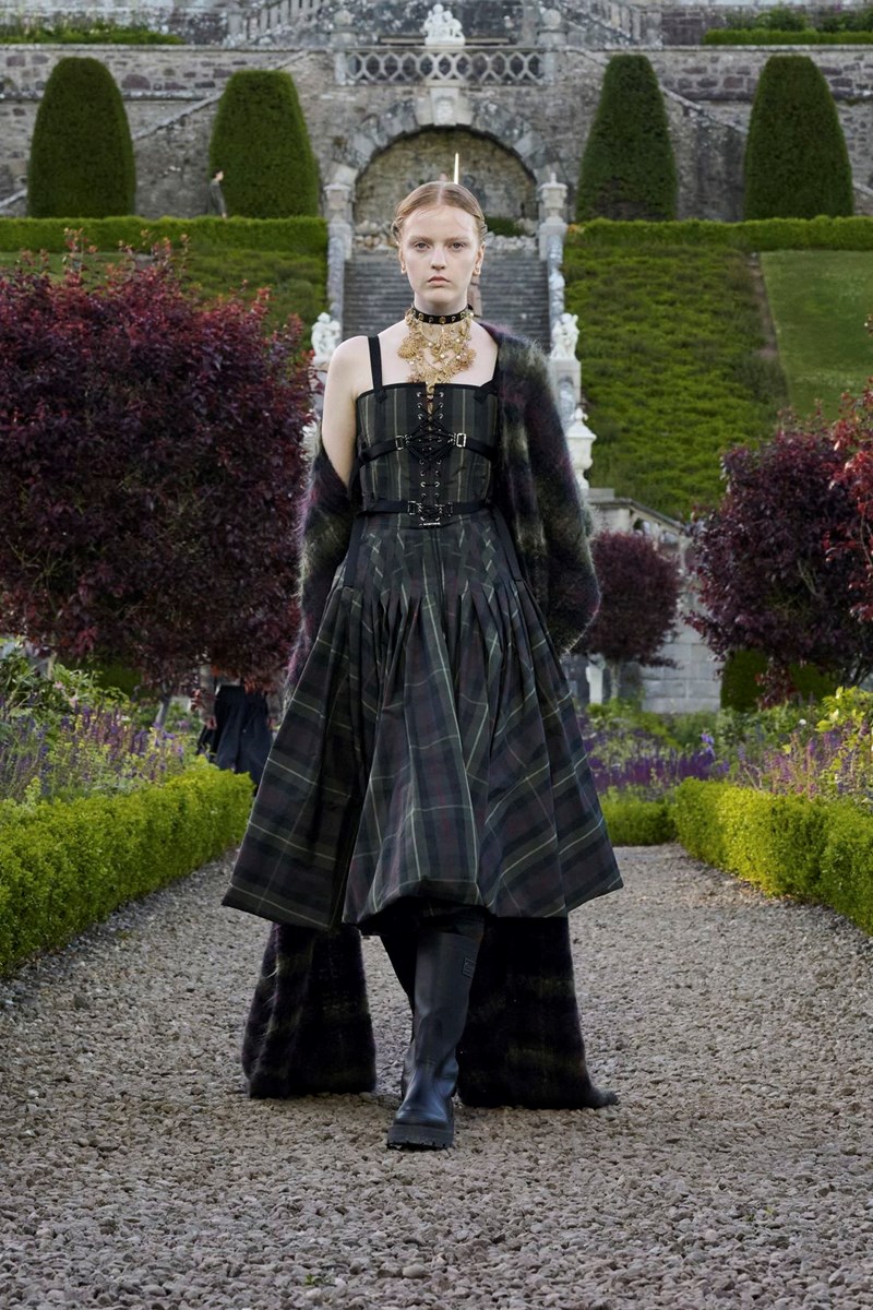 Dior Cruise 2025: Η επιστροφή της εποχής του ρομαντισμού - εικόνα 22