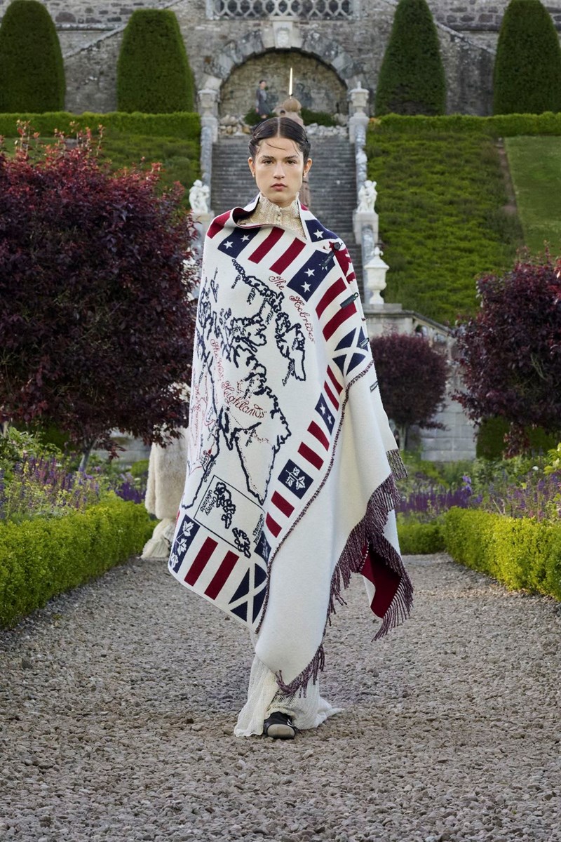 Dior Cruise 2025: Η επιστροφή της εποχής του ρομαντισμού - εικόνα 25