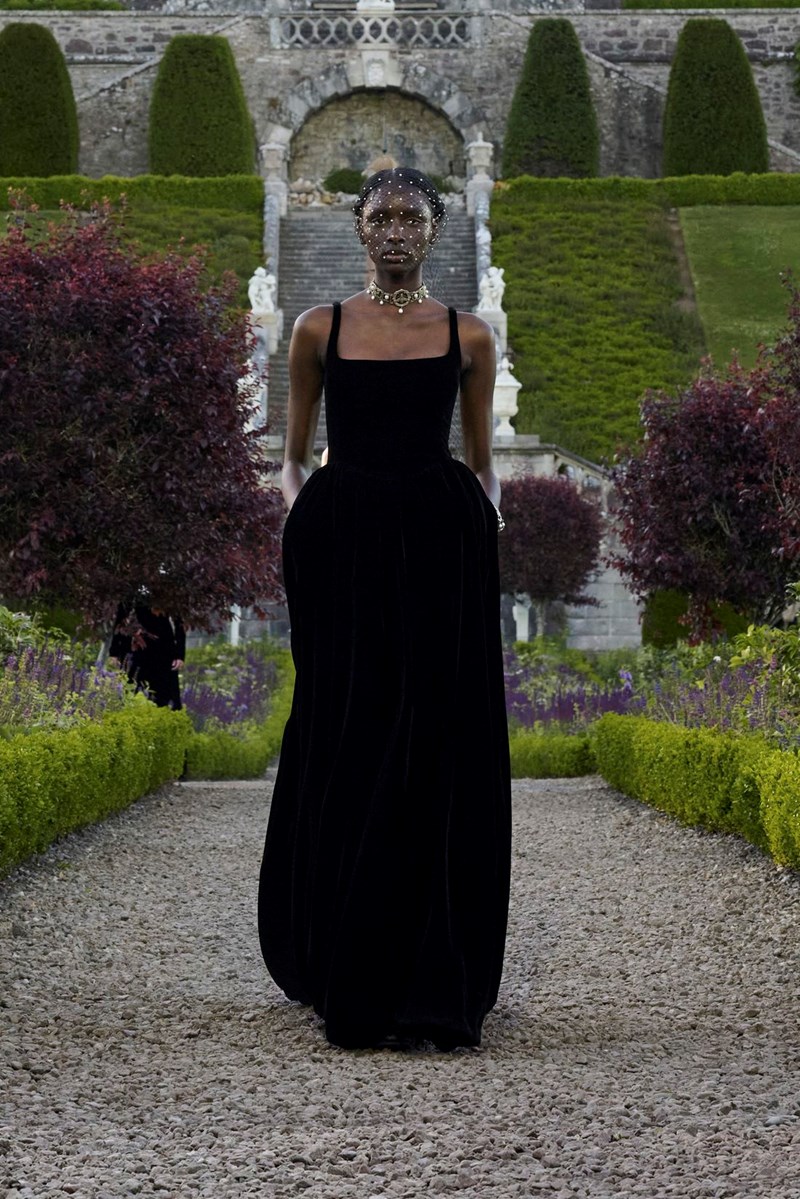 Dior Cruise 2025: Η επιστροφή της εποχής του ρομαντισμού - εικόνα 32