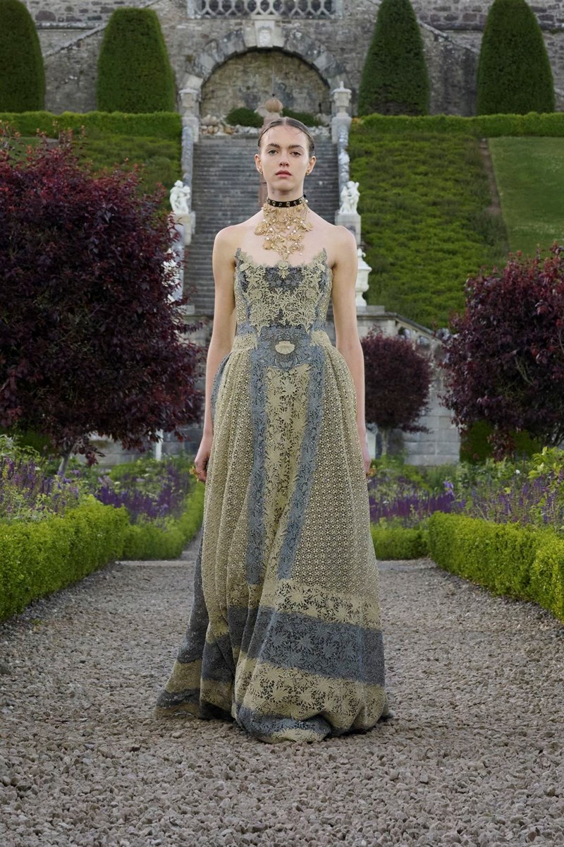 Dior Cruise 2025: Η επιστροφή της εποχής του ρομαντισμού - εικόνα 33
