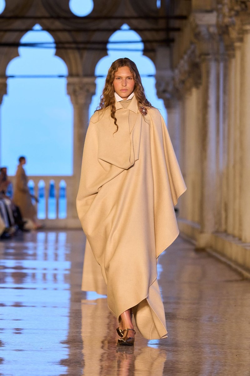 Max Mara Resort 2025: Η παρουσίαση της νέας συλλογής στη Βενετία και η σύνδεσή της με τη φεμινιστική δράση του Marco Polo - εικόνα 3