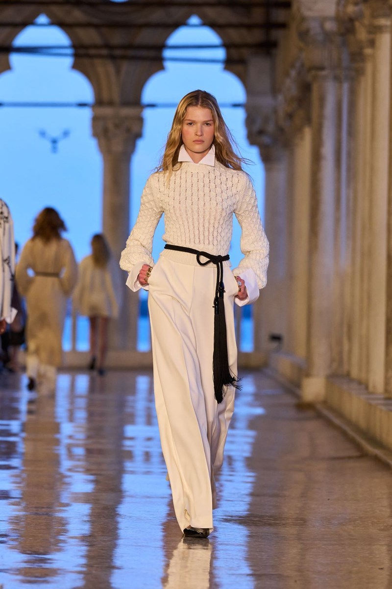 Max Mara Resort 2025: Η παρουσίαση της νέας συλλογής στη Βενετία και η σύνδεσή της με τη φεμινιστική δράση του Marco Polo - εικόνα 2