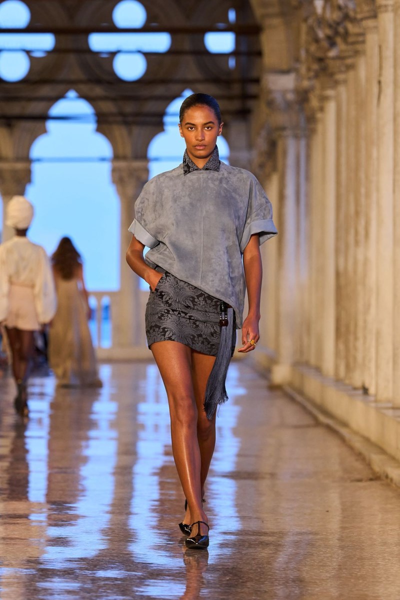 Max Mara Resort 2025: Η παρουσίαση της νέας συλλογής στη Βενετία και η σύνδεσή της με τη φεμινιστική δράση του Marco Polo - εικόνα 6