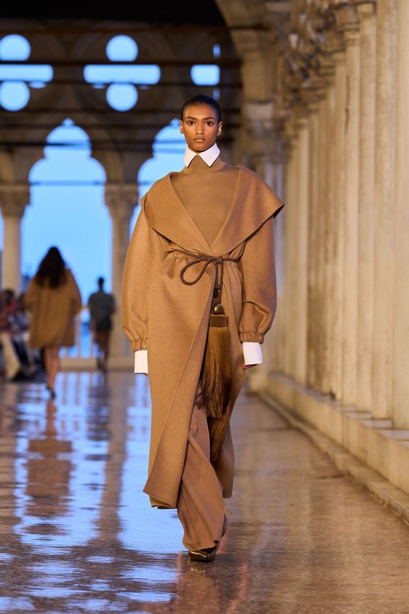 Max Mara Resort 2025: Η παρουσίαση της νέας συλλογής στη Βενετία και η σύνδεσή της με τη φεμινιστική δράση του Marco Polo - εικόνα 7