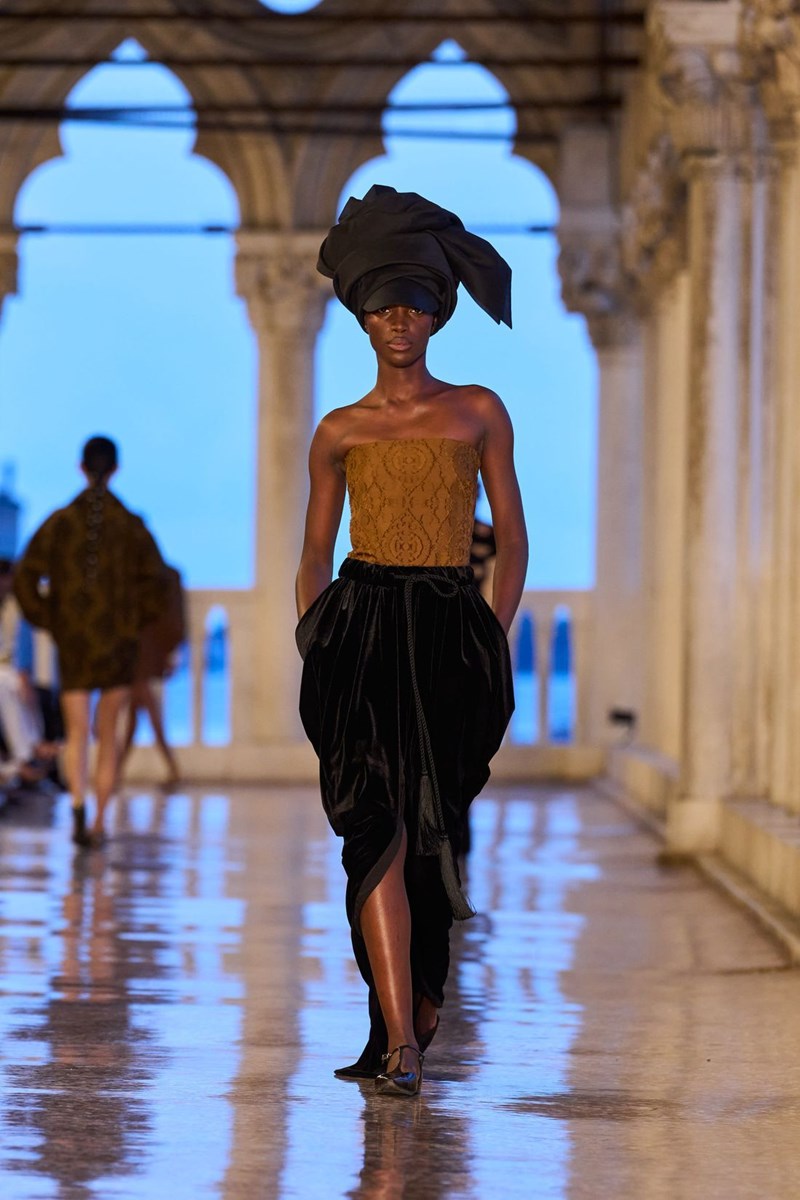 Max Mara Resort 2025: Η παρουσίαση της νέας συλλογής στη Βενετία και η σύνδεσή της με τη φεμινιστική δράση του Marco Polo - εικόνα 12