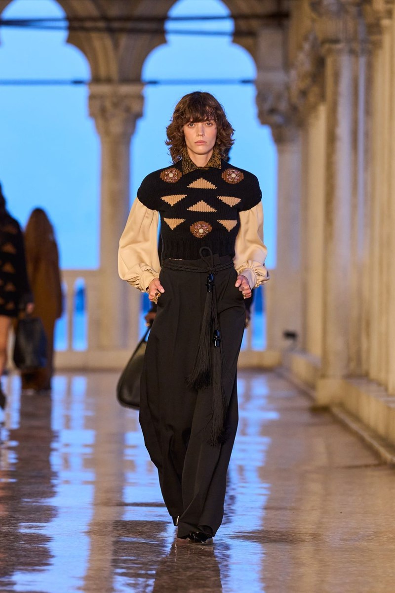 Max Mara Resort 2025: Η παρουσίαση της νέας συλλογής στη Βενετία και η σύνδεσή της με τη φεμινιστική δράση του Marco Polo - εικόνα 11