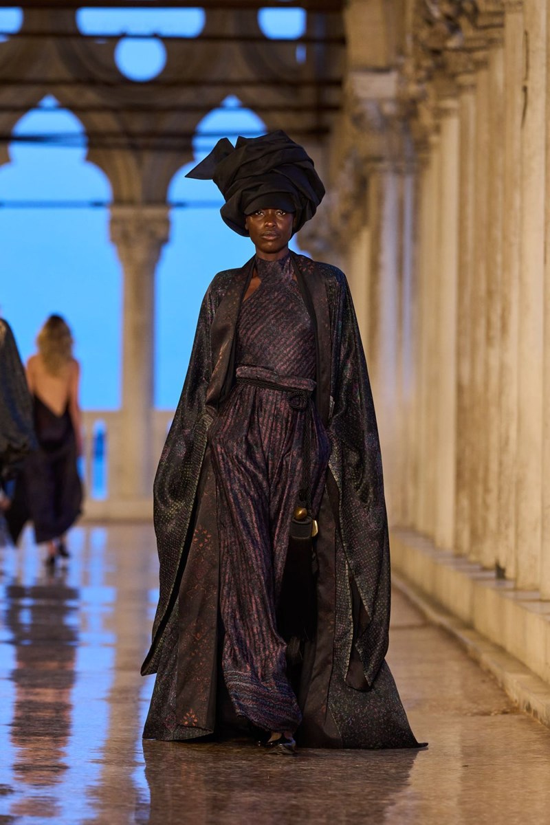 Max Mara Resort 2025: Η παρουσίαση της νέας συλλογής στη Βενετία και η σύνδεσή της με τη φεμινιστική δράση του Marco Polo - εικόνα 15