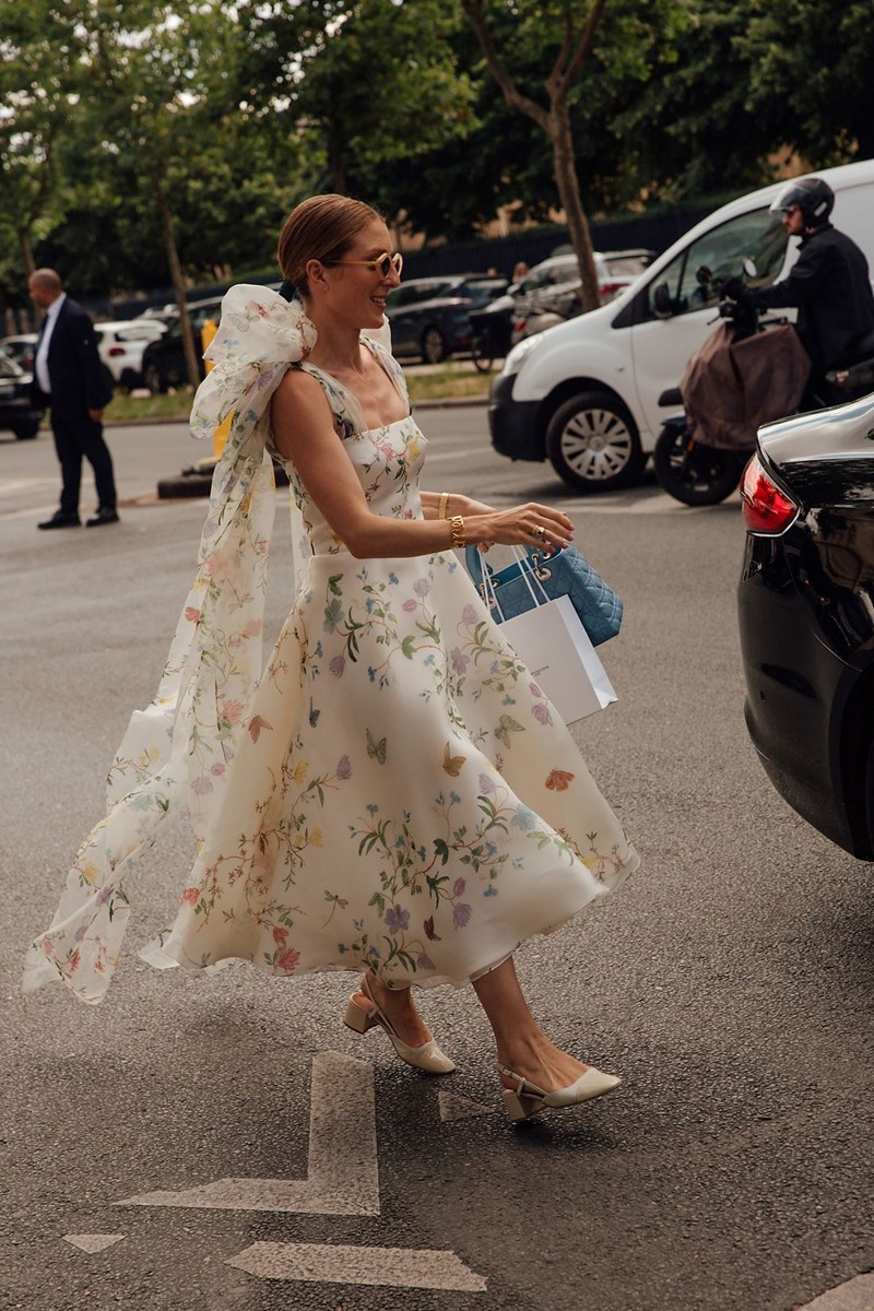 Εβδομάδα Μόδας Υψηλής Ραπτικής: 9 looks που τράβηξαν την προσοχή μας στους δρόμους του Παρισιού - εικόνα 1