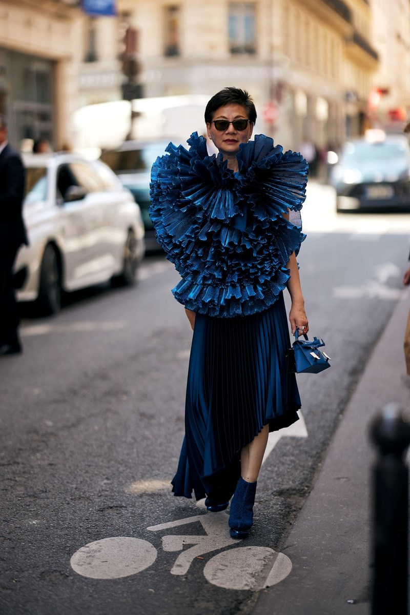 Εβδομάδα Μόδας Υψηλής Ραπτικής: 9 looks που τράβηξαν την προσοχή μας στους δρόμους του Παρισιού - εικόνα 8