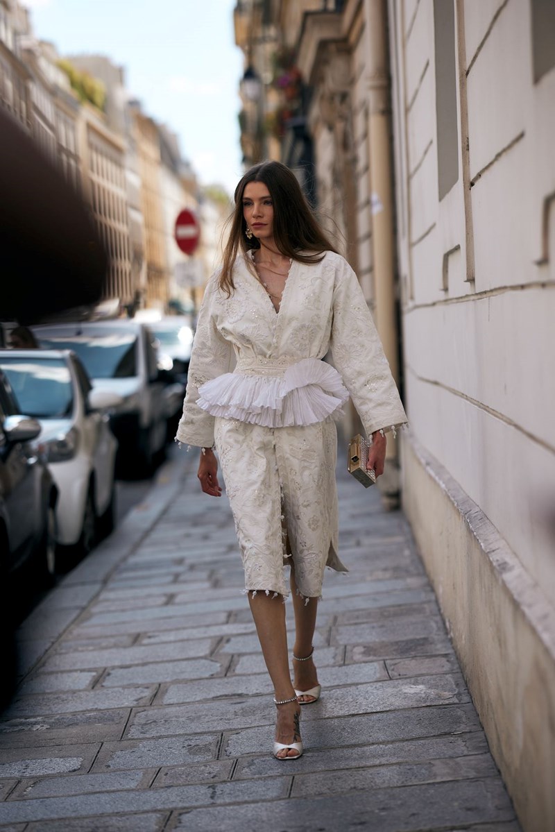 Εβδομάδα Μόδας Υψηλής Ραπτικής: 9 looks που τράβηξαν την προσοχή μας στους δρόμους του Παρισιού - εικόνα 3