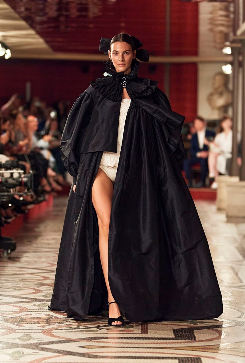 Chanel Fall - Winter Haute Couture 2024/2025: Μία πρώτη ματιά στη νέα θεατρική συλλογή του γαλλικού οίκου - εικόνα 4