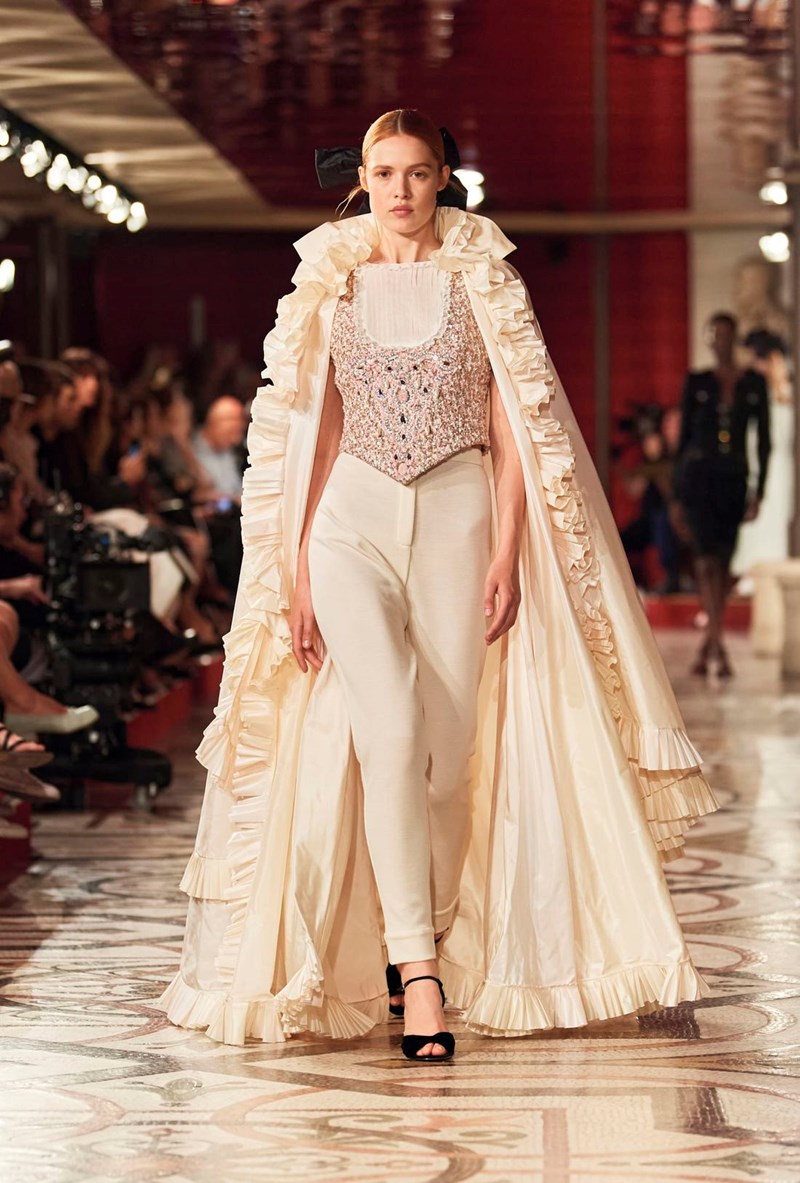 Chanel Fall - Winter Haute Couture 2024/2025: Μία πρώτη ματιά στη νέα θεατρική συλλογή του γαλλικού οίκου - εικόνα 11