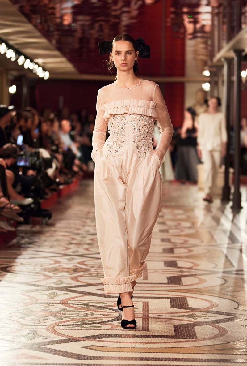 Chanel Fall - Winter Haute Couture 2024/2025: Μία πρώτη ματιά στη νέα θεατρική συλλογή του γαλλικού οίκου - εικόνα 12