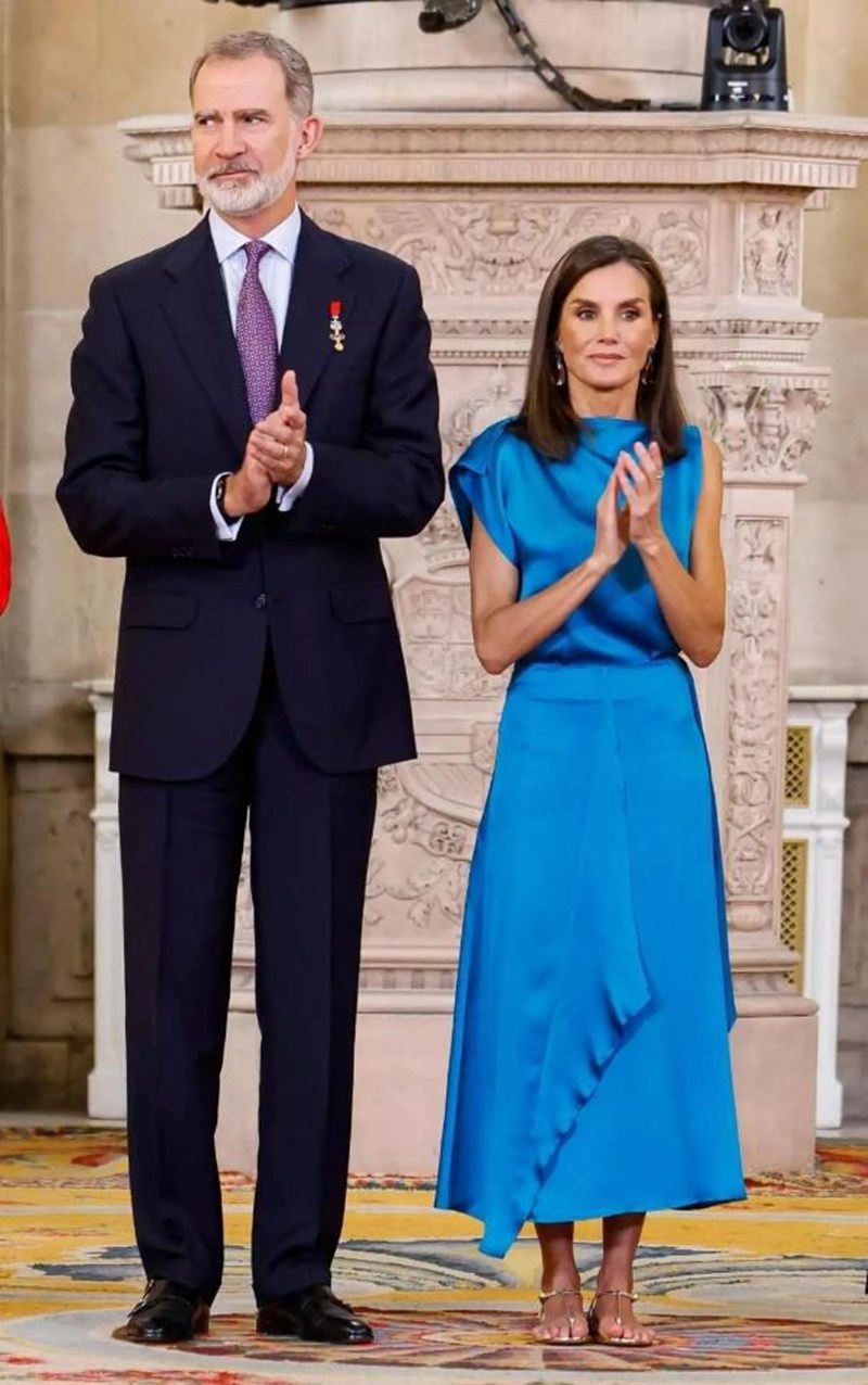 Letizia της Ισπανίας: Βρήκαμε τα χαμηλά σανδάλια με τα οποία εντυπωσίασε σε επίσημη εκδήλωση - εικόνα 2