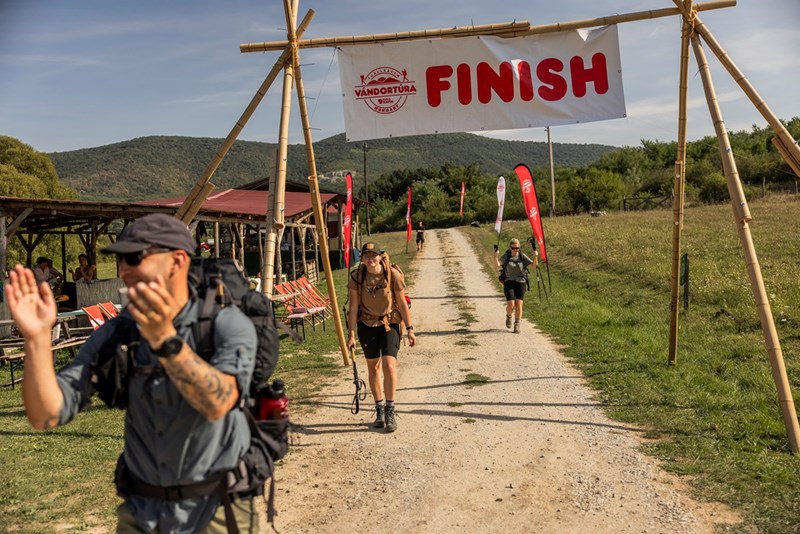 161 πεζοπόροι τιμούν τη 10η επέτειο της Fjällräven Vándortúra στα βουνά Bükk - εικόνα 4
