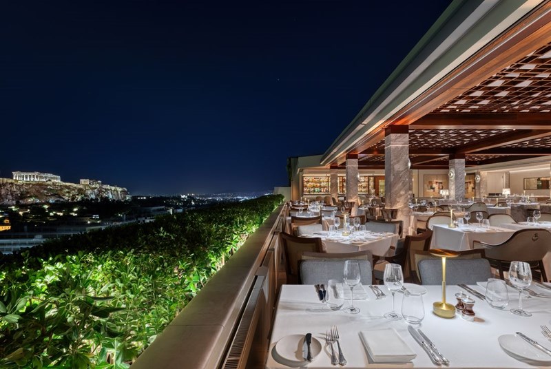 Ένα βράδυ στο πιο εντυπωσιακό roof garden της Αθήνας - εικόνα 1