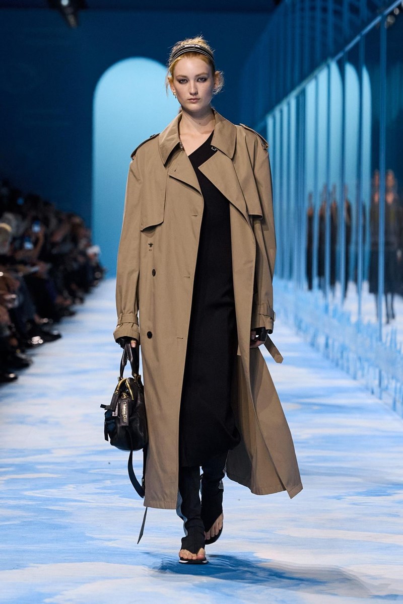 Dior SS25: Η επιβλητική ισχύς της σύγχρονης θηλυκότητας - εικόνα 13