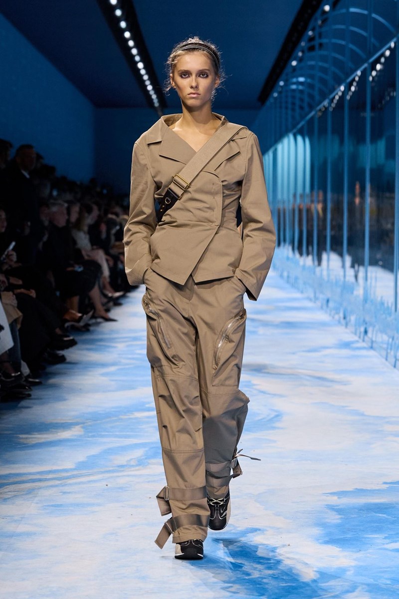 Dior SS25: Η επιβλητική ισχύς της σύγχρονης θηλυκότητας - εικόνα 15