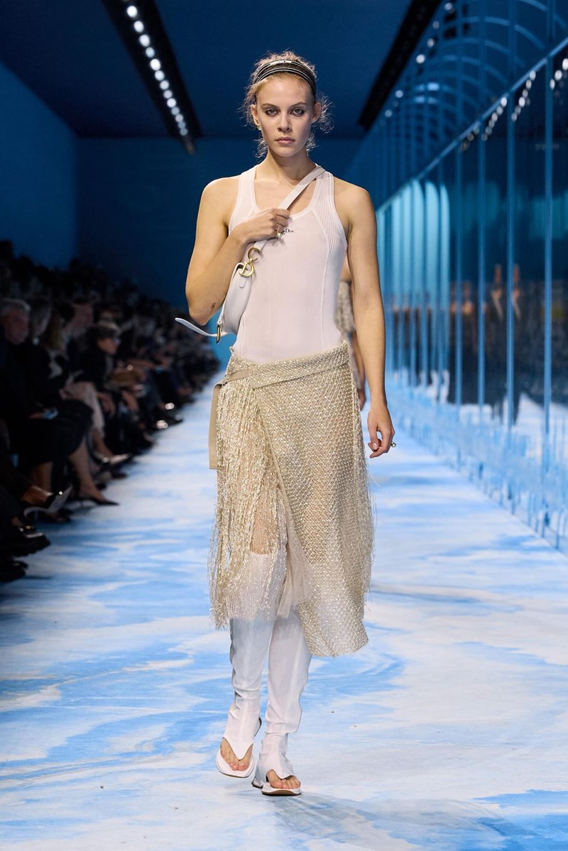 Dior SS25: Η επιβλητική ισχύς της σύγχρονης θηλυκότητας - εικόνα 16