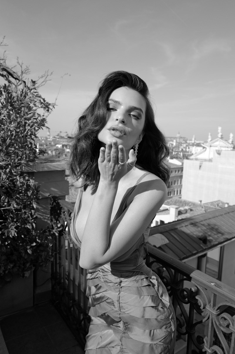 Μάθαμε το μυστικό λάμψης του hair-look της Emily Ratajkowski στο Φεστιβάλ Κινηματογράφου της Βενετίας - εικόνα 1