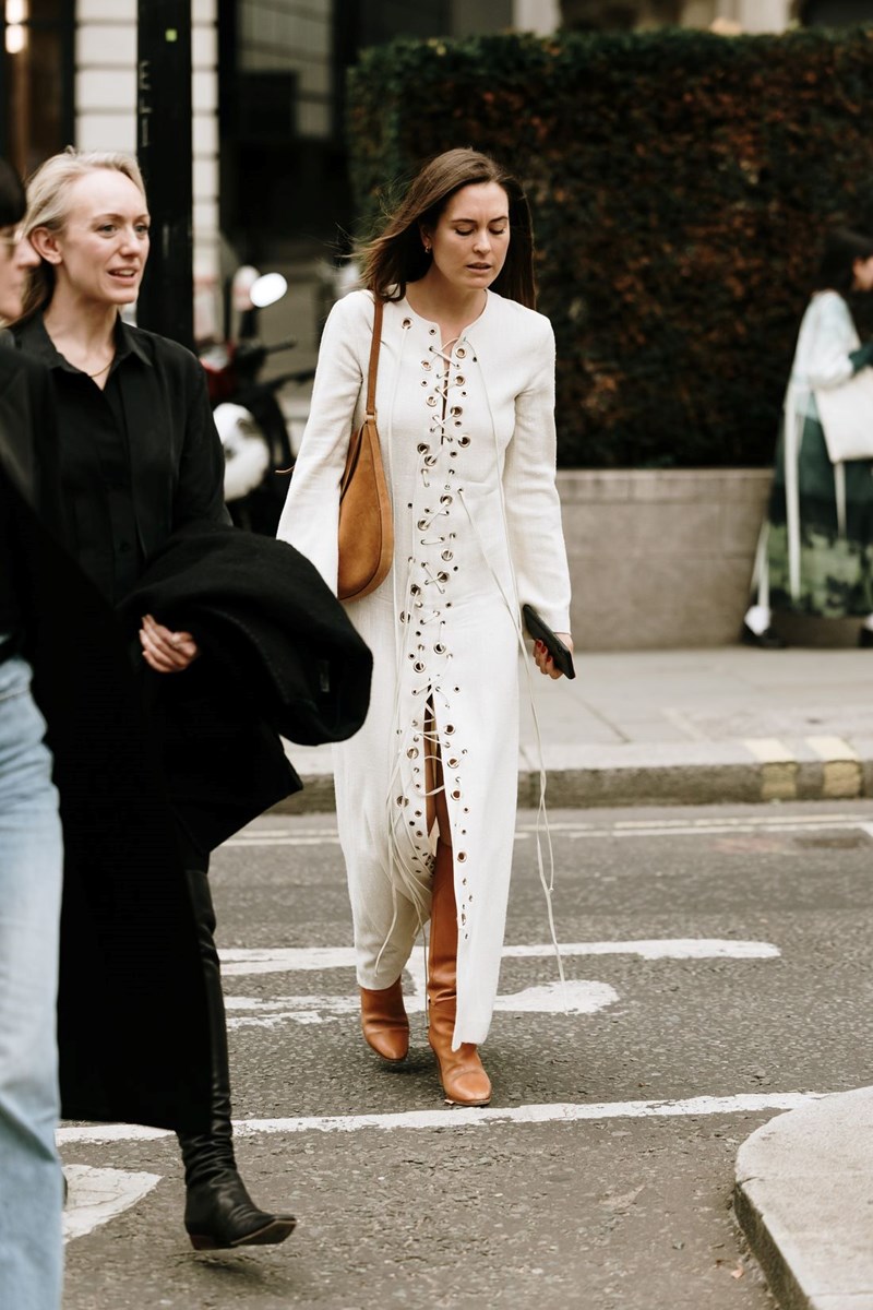 LFW SS25: Το street style του Λονδίνου θα σου δώσει έμπνευση για τα καθημερινά φθινοπωρινά σου looks - εικόνα 18