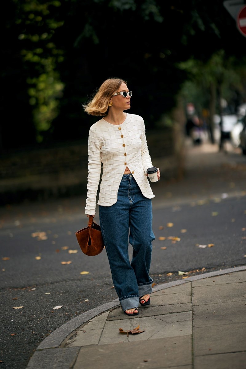 LFW SS25: Το street style του Λονδίνου θα σου δώσει έμπνευση για τα καθημερινά φθινοπωρινά σου looks - εικόνα 12