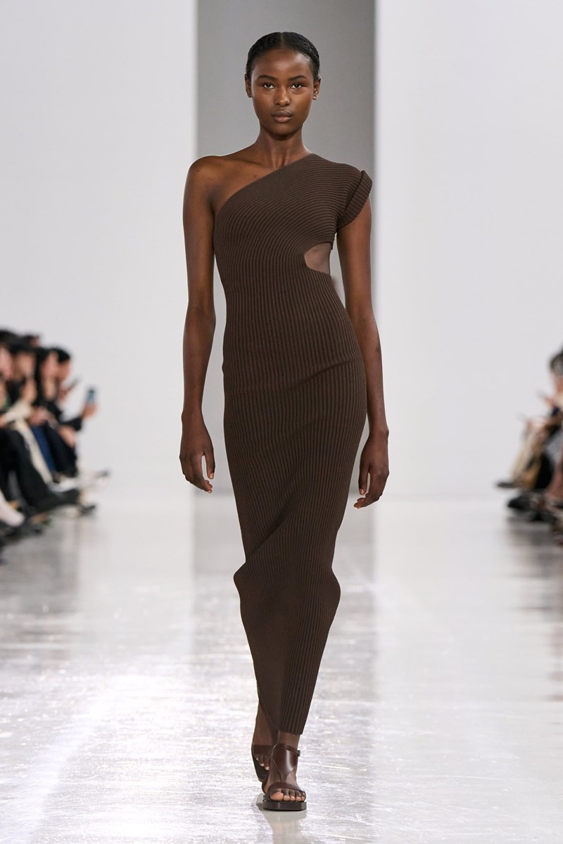 Max Mara SS25: Η κομψότητα είναι δεδομένη με μαθηματική ακρίβεια - εικόνα 3