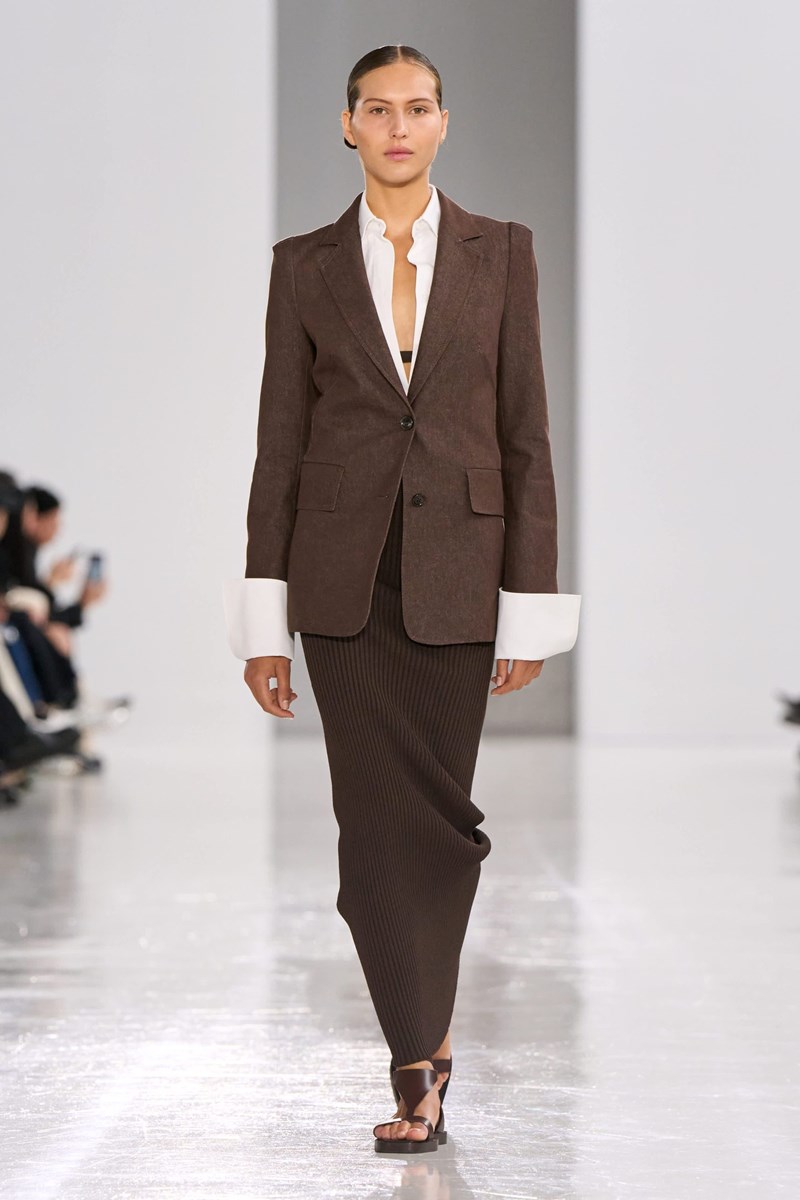 Max Mara SS25: Η κομψότητα είναι δεδομένη με μαθηματική ακρίβεια - εικόνα 4