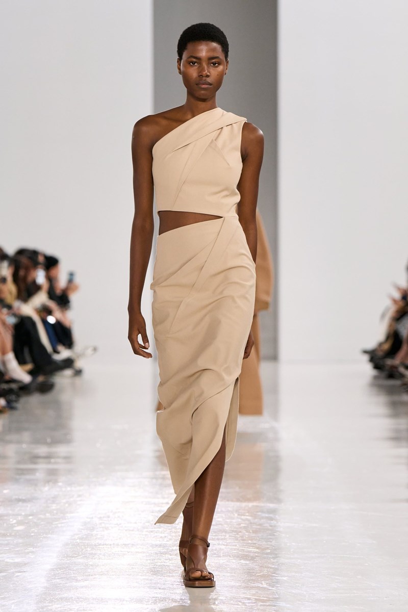 Max Mara SS25: Η κομψότητα είναι δεδομένη με μαθηματική ακρίβεια - εικόνα 5
