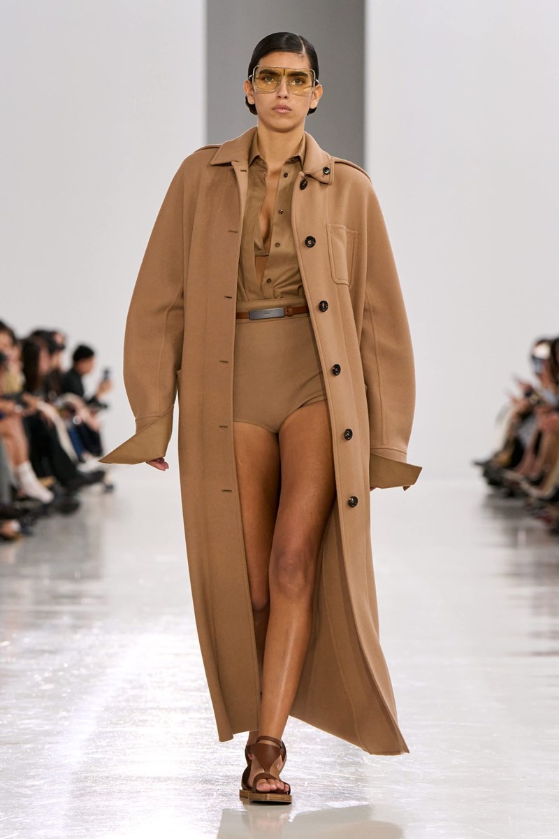 Max Mara SS25: Η κομψότητα είναι δεδομένη με μαθηματική ακρίβεια - εικόνα 6