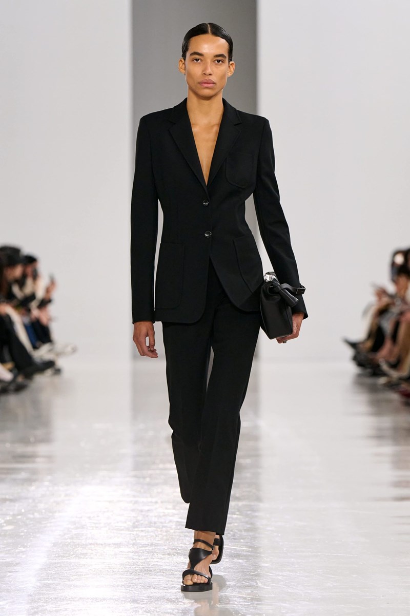 Max Mara SS25: Η κομψότητα είναι δεδομένη με μαθηματική ακρίβεια - εικόνα 9
