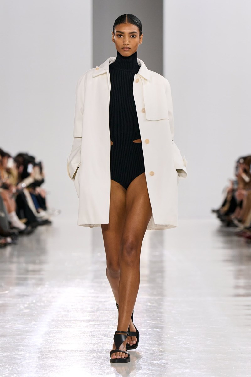 Max Mara SS25: Η κομψότητα είναι δεδομένη με μαθηματική ακρίβεια - εικόνα 11