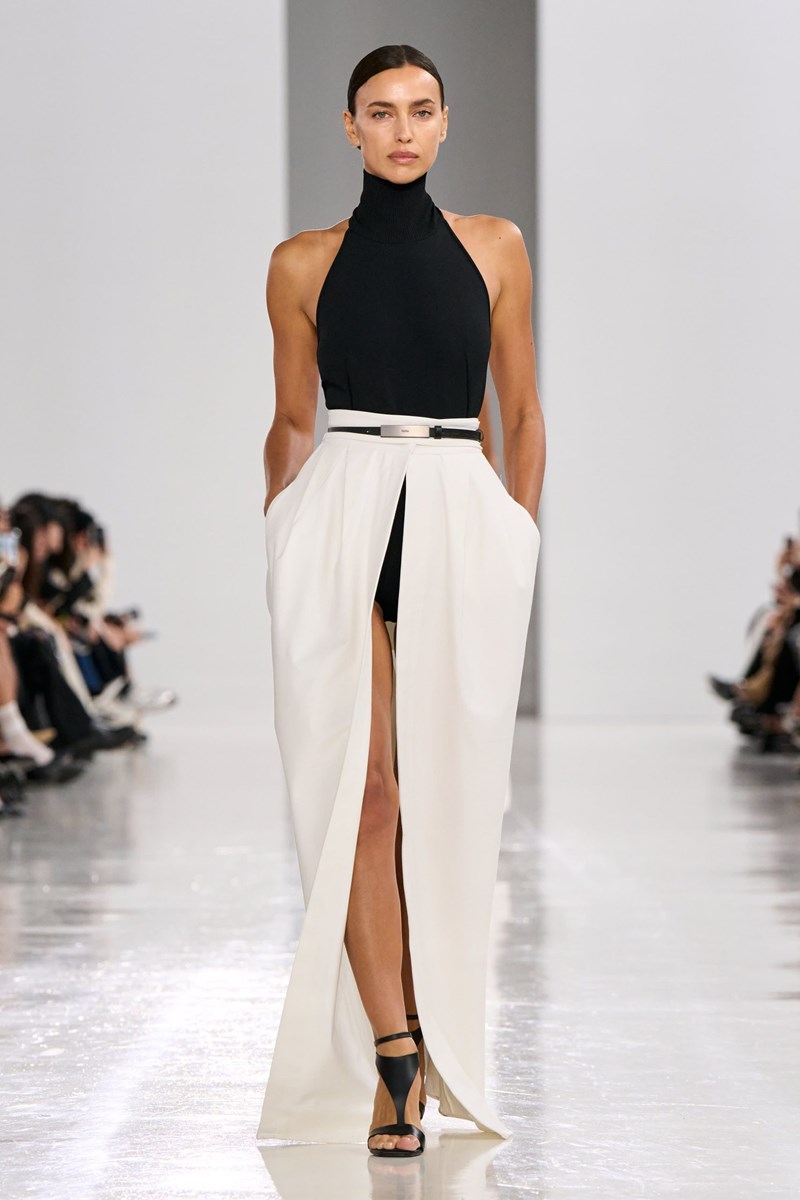 Max Mara SS25: Η κομψότητα είναι δεδομένη με μαθηματική ακρίβεια - εικόνα 12
