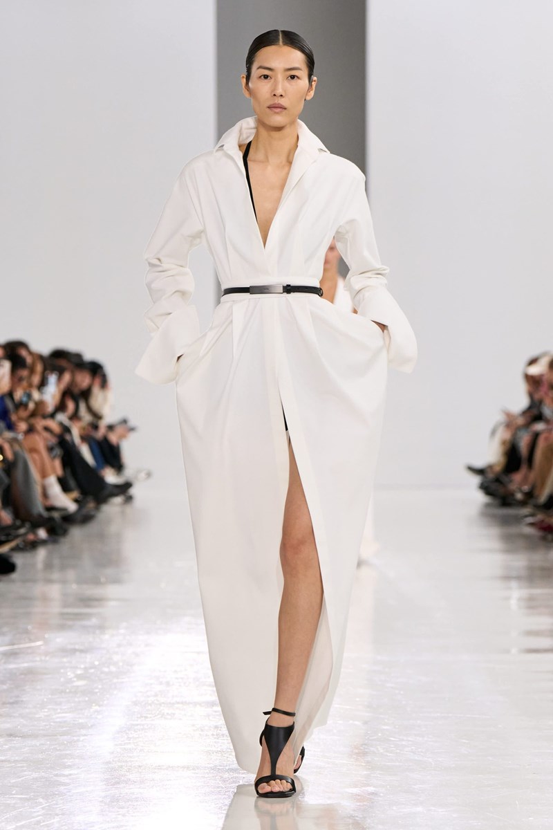 Max Mara SS25: Η κομψότητα είναι δεδομένη με μαθηματική ακρίβεια - εικόνα 13