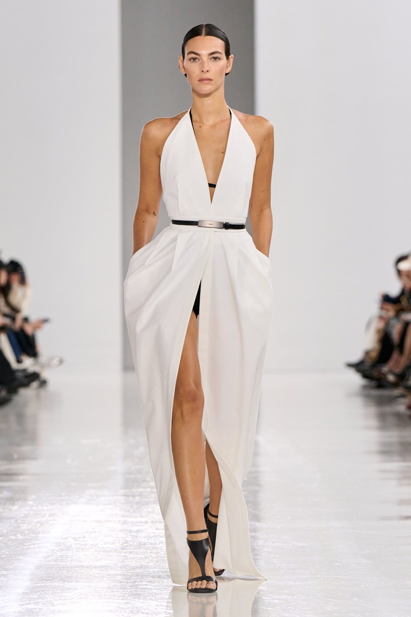 Max Mara SS25: Η κομψότητα είναι δεδομένη με μαθηματική ακρίβεια - εικόνα 14