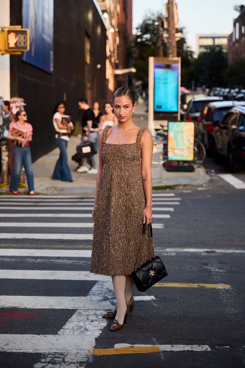 Fashion inspo: Έτσι θα φορέσεις την πιο posh απόχρωση για το φθινόπωρο - εικόνα 10