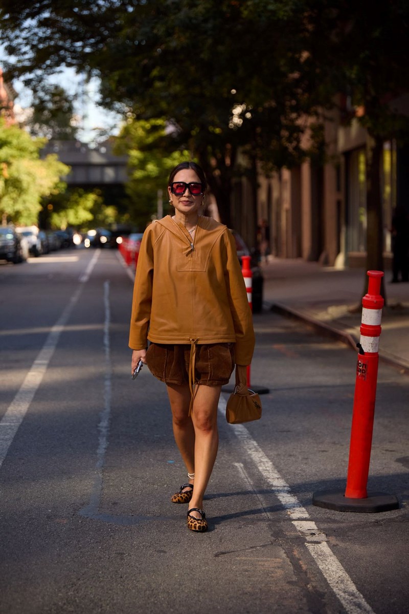 Fashion inspo: Έτσι θα φορέσεις την πιο posh απόχρωση για το φθινόπωρο - εικόνα 14