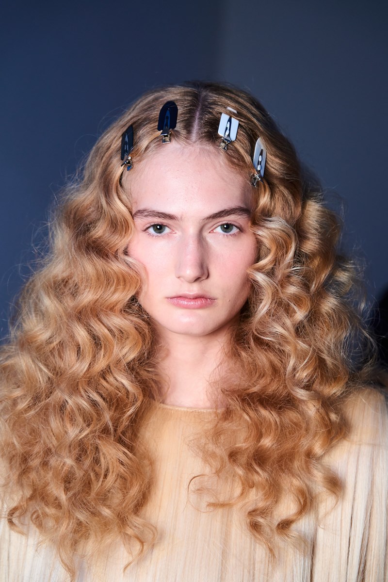 Bye-bye frizzy hair: Η μέθοδος για να καταπολεμήσεις το ανεπιθύμητο φριζάρισμα στα σγουρά μαλλιά - εικόνα 1
