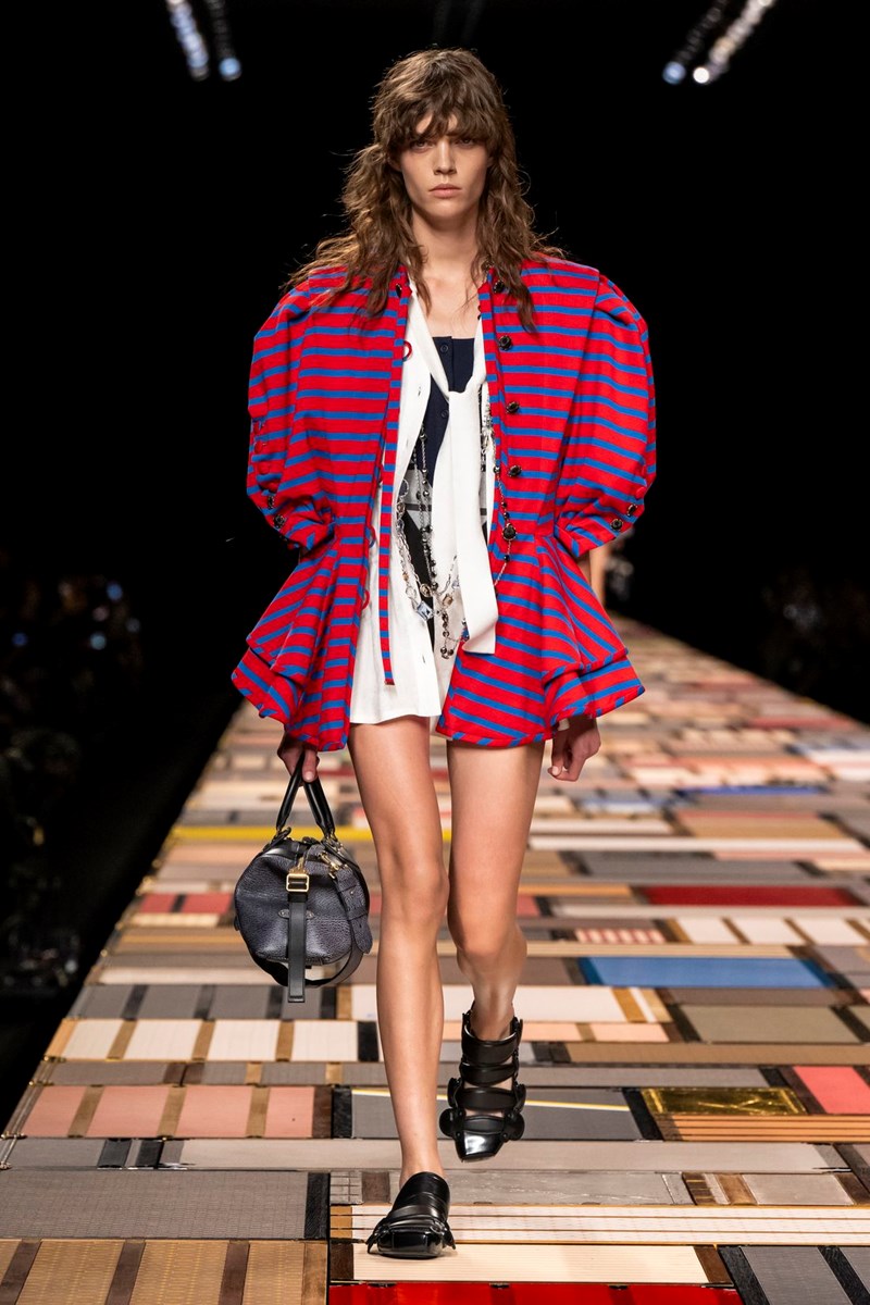 Louis Vuitton SS25: Ταξίδι προς τον μαξιμαλισμό - εικόνα 19