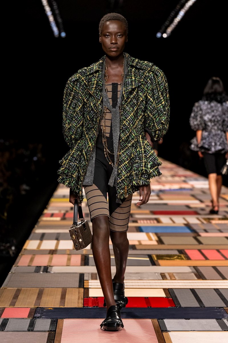 Louis Vuitton SS25: Ταξίδι προς τον μαξιμαλισμό - εικόνα 20