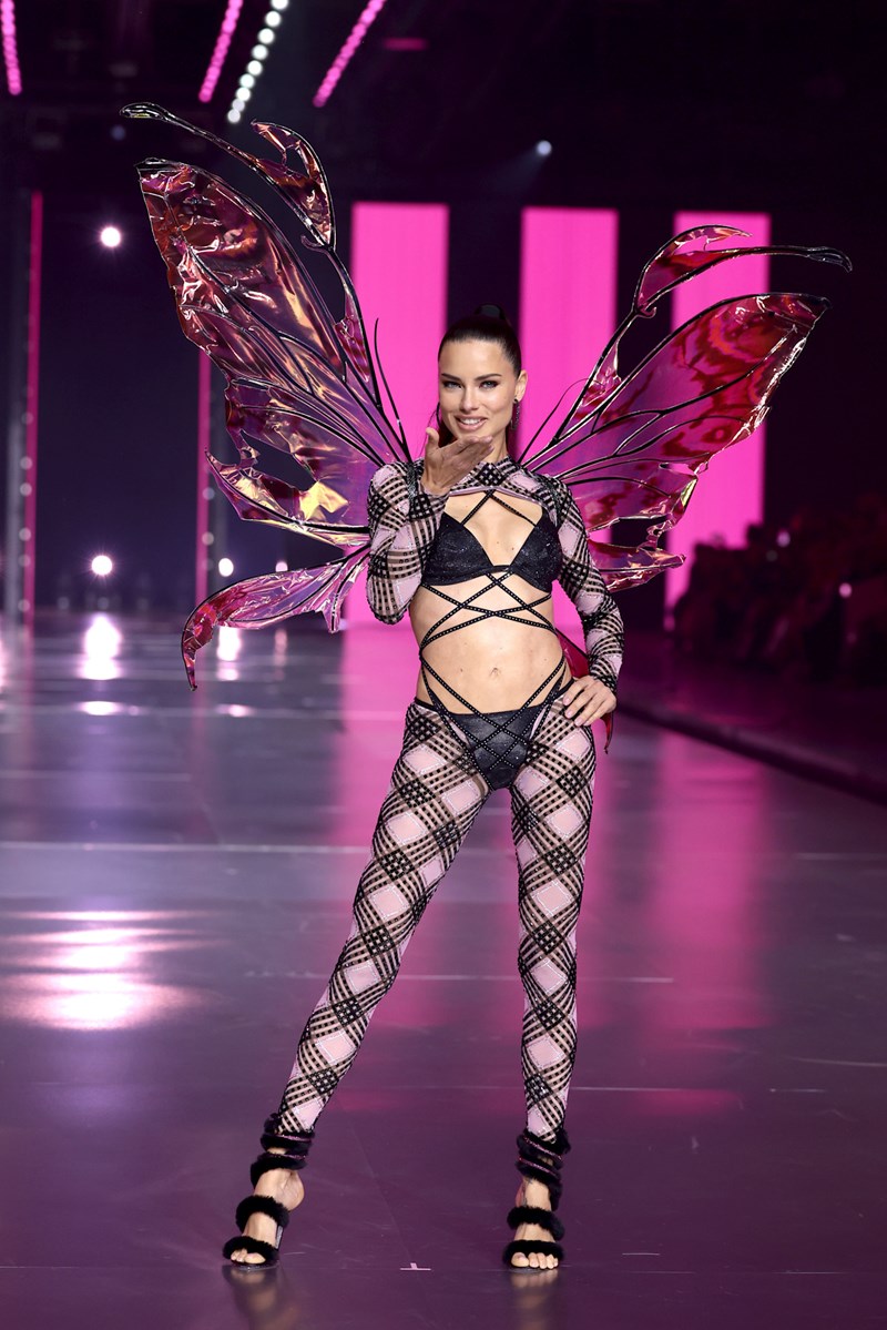 Adriana Lima: Αυτό είναι το ελληνικό brand που εμπιστεύεται για την περιποίηση του προσώπου της - εικόνα 1